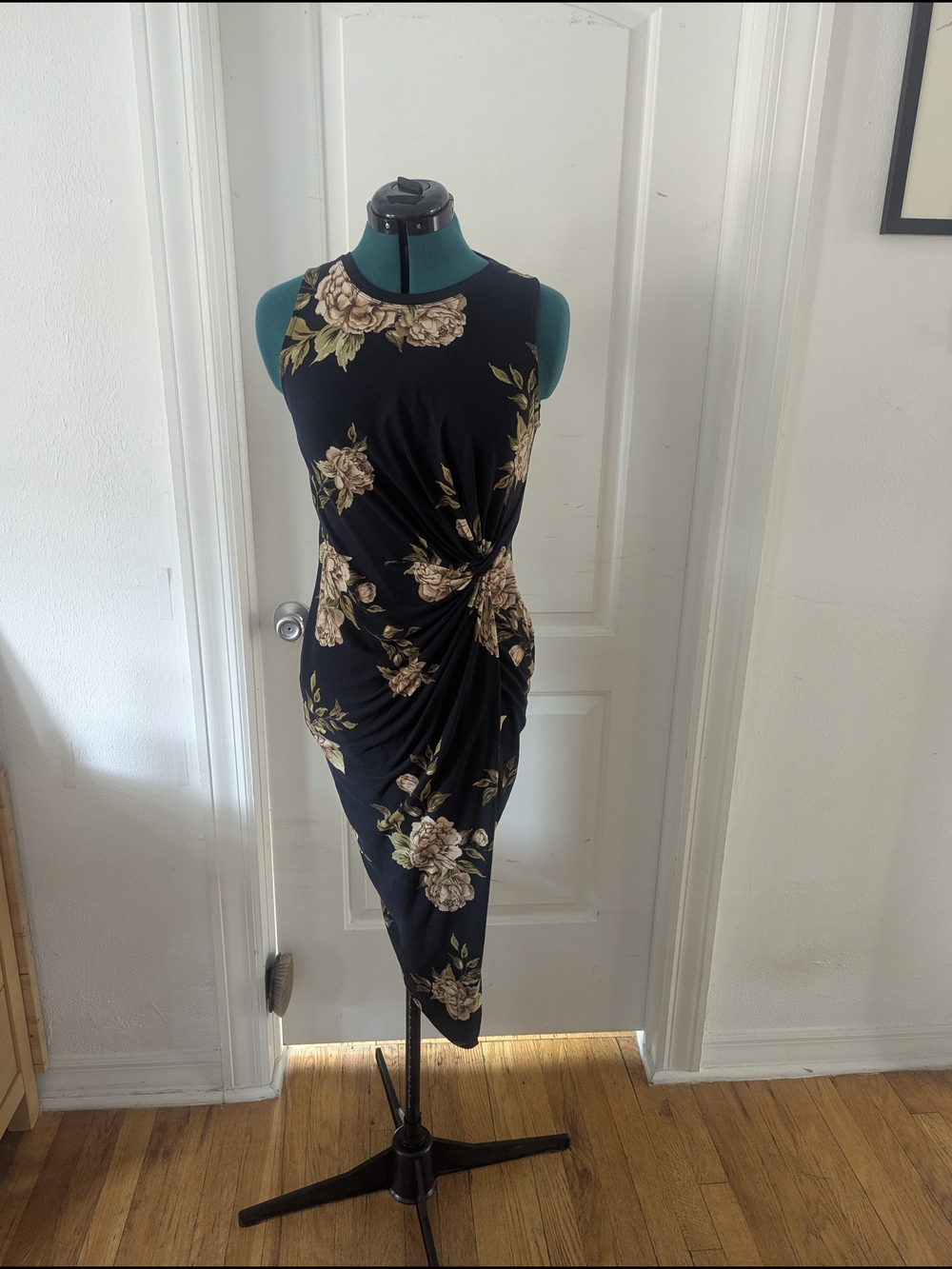 nine britton Black Floral Twist-Detail Midi Dress